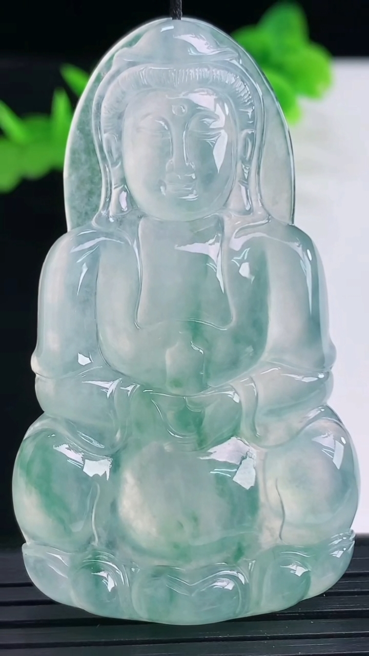 天然A货翡翠种飘花观音菩萨吊坠尺寸62-35.5-5.3重量:24.41g
4月11日