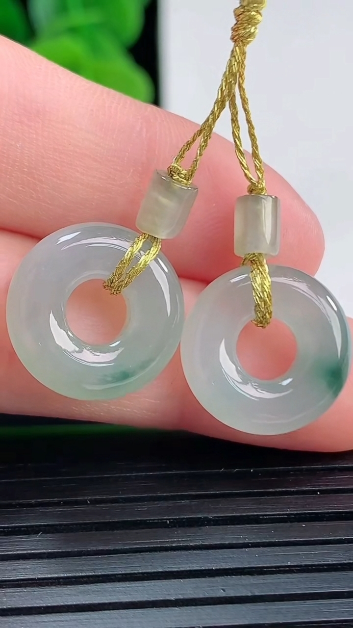 天然A货翡翠飘花平安环吊坠一对尺寸14-4.1重量:3.96g
4月11日