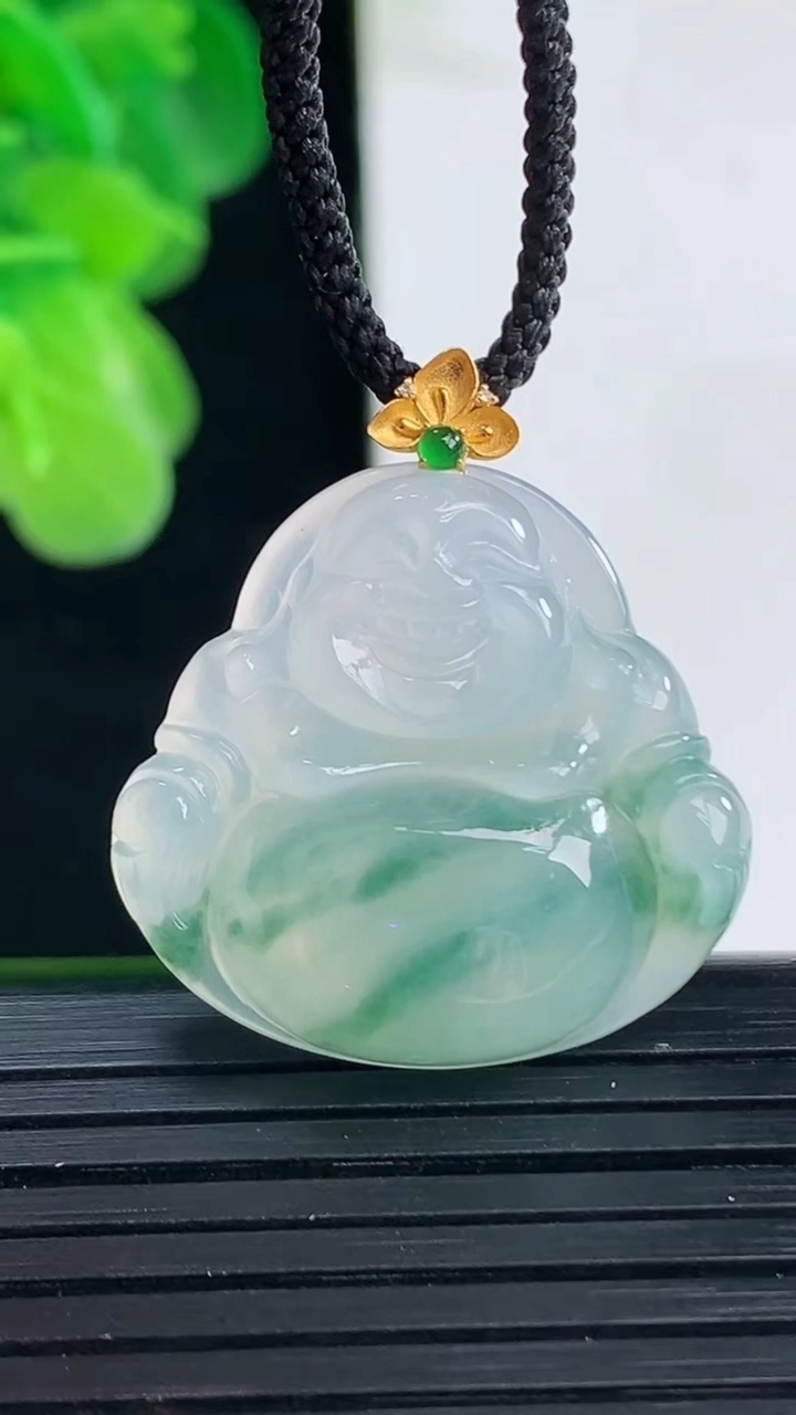 天然A货翡翠18K金飘花佛公吊坠尺寸20-25.2-5.7重量:5.39g
4月11日