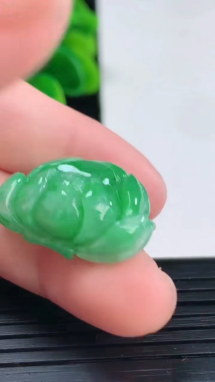 天然A货翡翠和和美美 荷花吊坠尺寸19.8-23.6-8重量:6.28g
4月11日