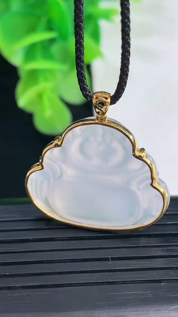 天然A货翡翠种白冰佛公吊坠尺寸21.2-26.4-3.8重量:4.40g
4月11日