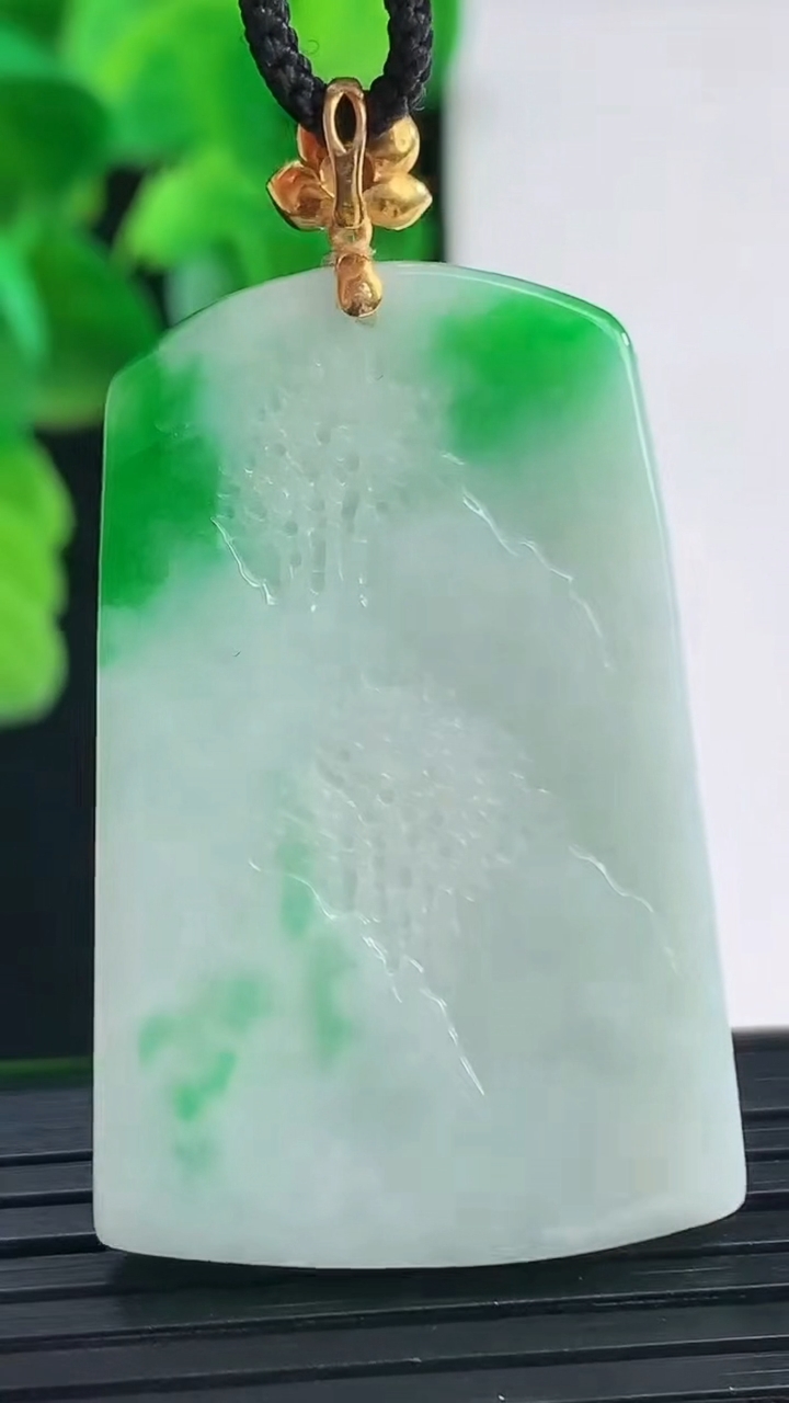 天然A货翡翠山水牌吊坠尺寸41.1-27-7.7重量:17.41g
4月11日