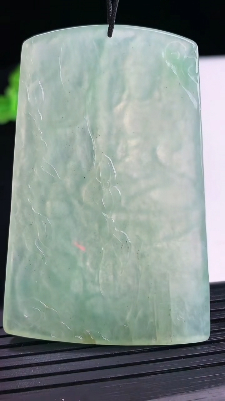 天然A货翡翠虚空藏菩萨吊坠尺寸65.7-43.3-5.2重量:35.50g
4月11日