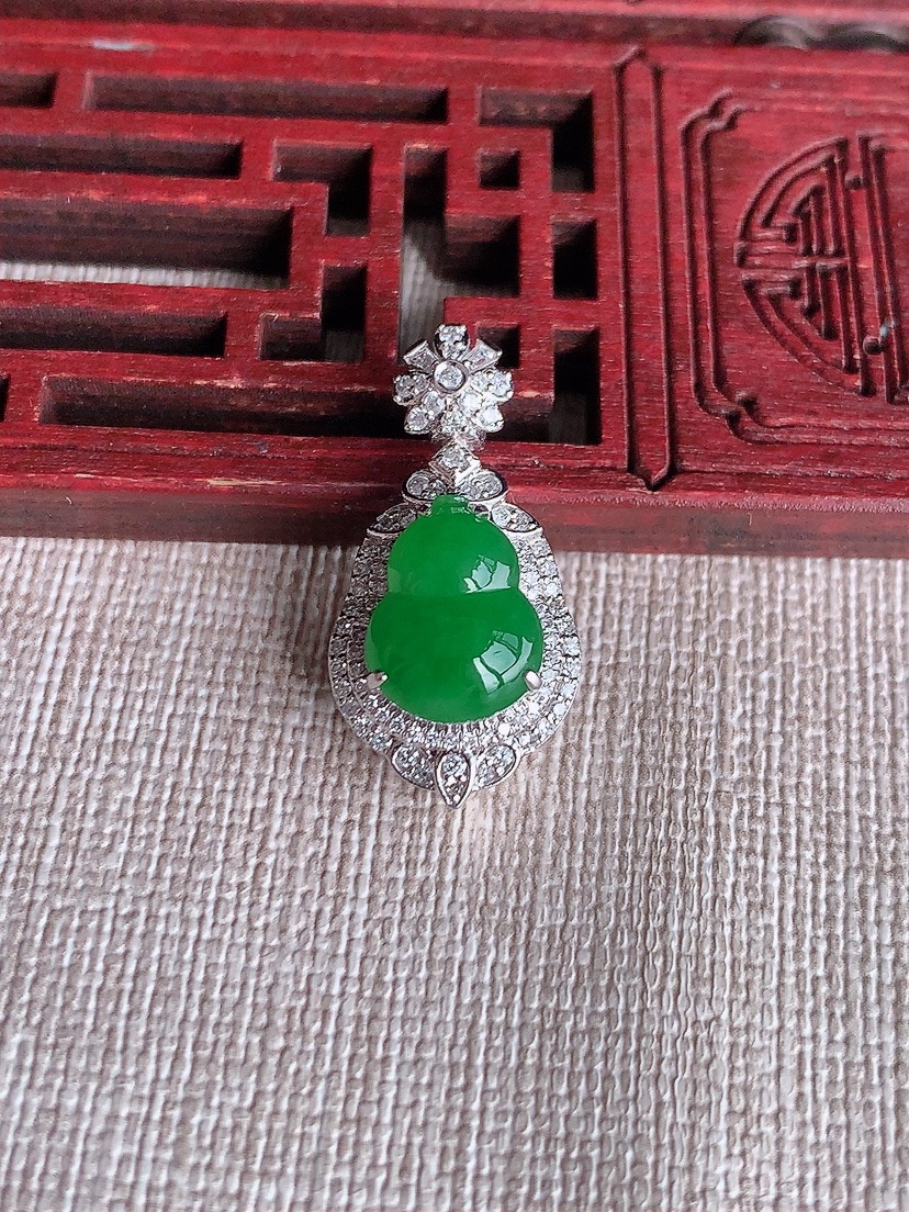 天然A货翡翠18K金伴钻镶嵌阳绿葫芦吊坠 
尺寸25.5-13-10.8裸石11.4-8.8mm 重量3.90g 0410