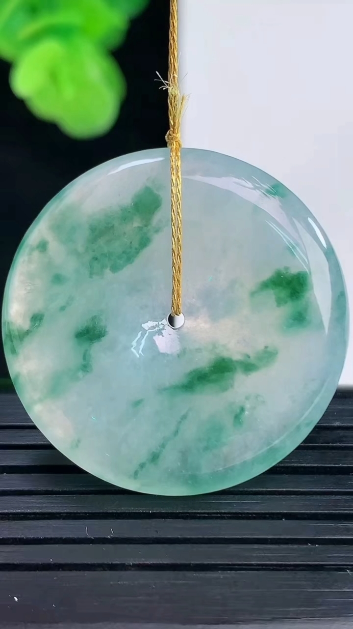 天然A货翡翠飘花平安扣吊坠尺寸30.7-5重量:11.02g
4月11日