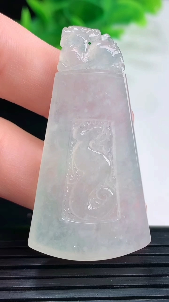 天然A货翡翠仿古无事牌吊坠尺寸46.6-24.6-5.9重量:15.36g
4月11日