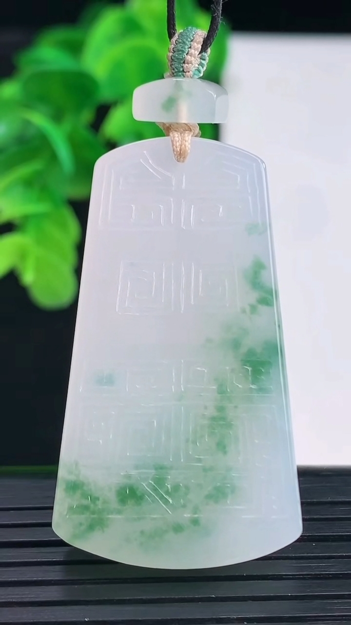 天然A货翡翠飘花仿古无事牌吊坠尺寸45.6-25.9-5.9重量:20.00g
4月11日