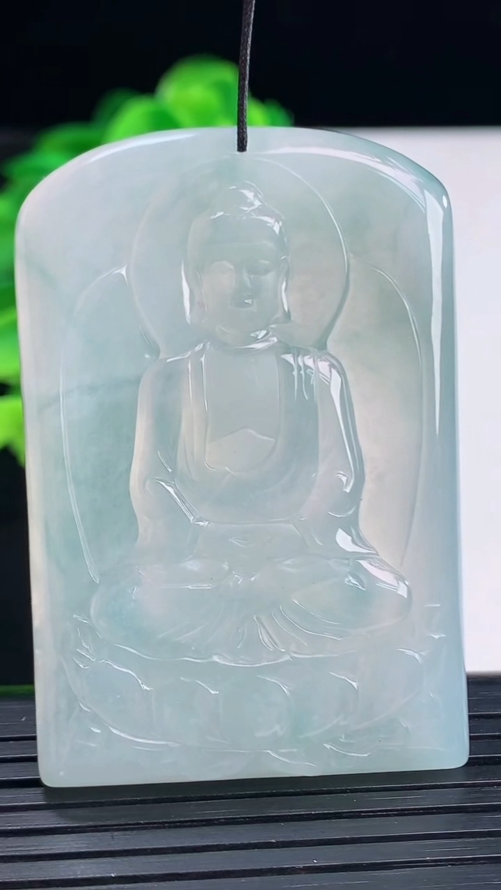 天然A货翡翠冰种飘花大日如来吊坠尺寸55-37.5-6重量:31.81g
4月11日