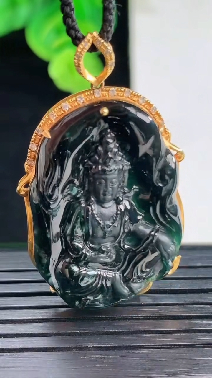 天然A货翡翠18K金墨翠观音菩萨吊坠尺寸35.5-24.6-7.7重量:8.97g
4月11日