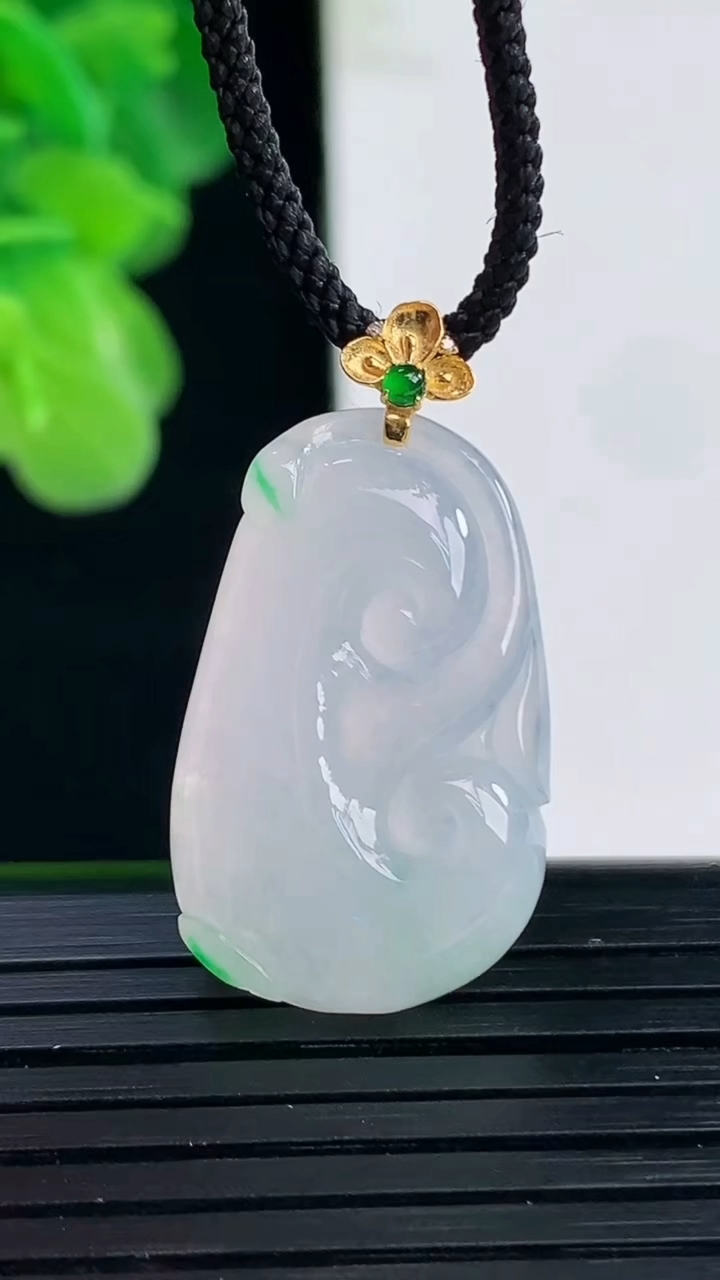 天然A货翡翠如意吊坠尺寸30.5-16.3-5.2重量:5.19g
4月11日