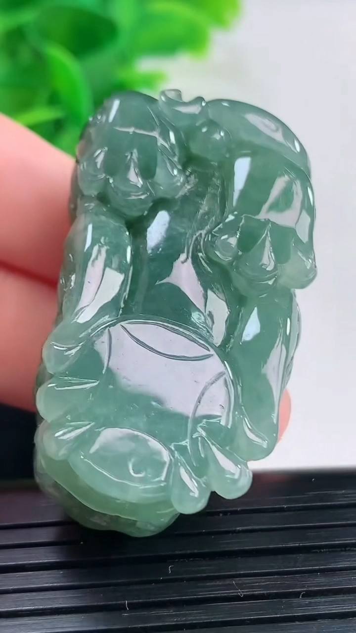 天然A货翡翠双彩貔貅吊坠尺寸43.9-23.5-18.5重量:45.57g
4月11日