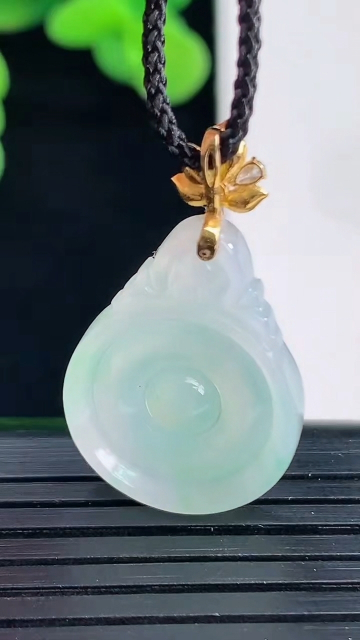 天然A货翡翠福贝吊坠尺寸29.4-17.1-3.5重量:2.23g
4月11日