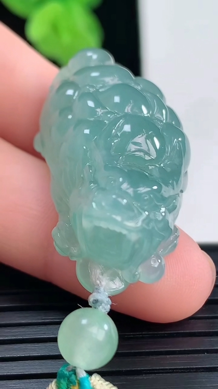 天然A货翡翠龙龟吊坠尺寸37-18.2-14.1重量:18.35g
4月11日