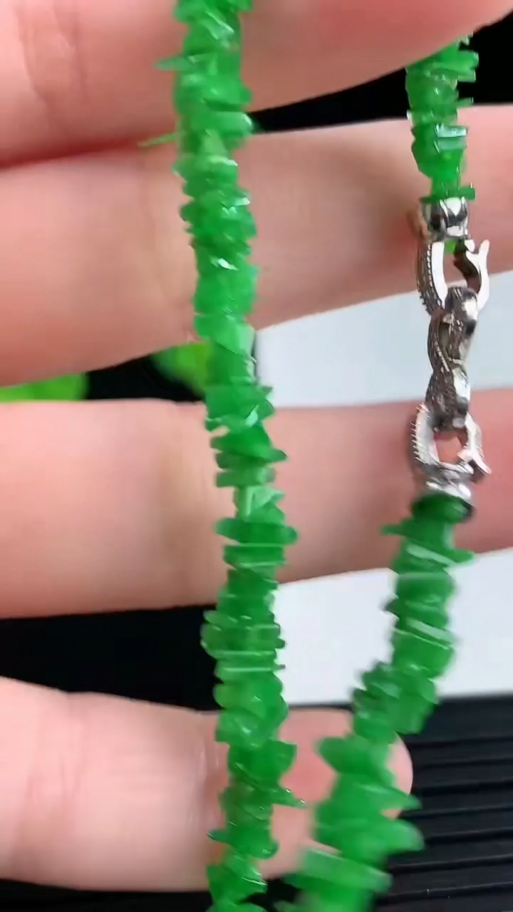 天然A货翡翠原石手串尺寸4.3-3.3-1.5重量:6.51g4月11日
工厂直销收藏佳品,种好水足，色泽均匀，有种有色，上手高大气！