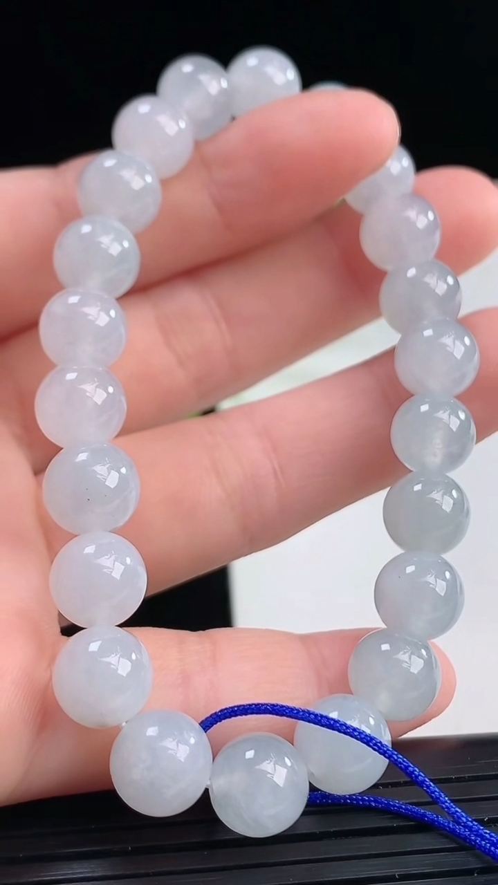 天然A货翡翠圆珠手串尺寸8.1-22颗重量:22.85g4月11日
工厂直销收藏佳品,种好水足，色泽均匀，有种有色，上手高大气！