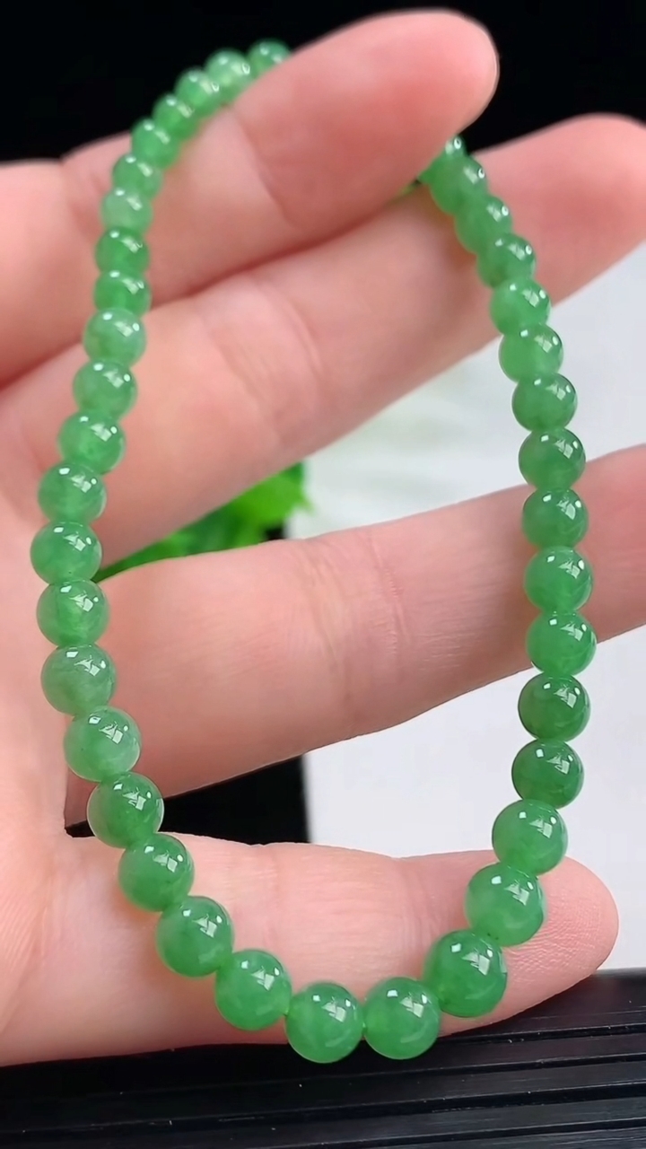 天然A货翡翠圆珠手串尺寸4.6重量:7.32g4月11日
工厂直销收藏佳品,种好水足，色泽均匀，有种有色，上手高大气！