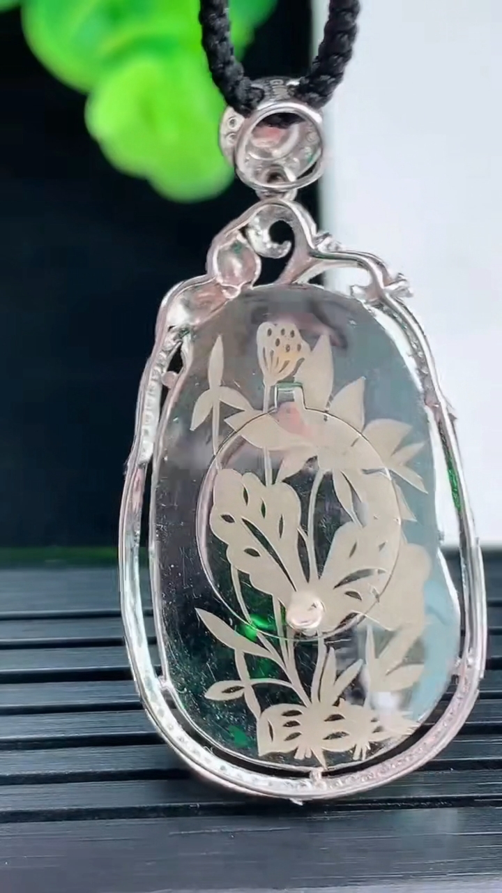 天然A货翡翠如意吊坠尺寸41.7-20.9-7.5裸石28.5-17重量:8.12g
4月11日