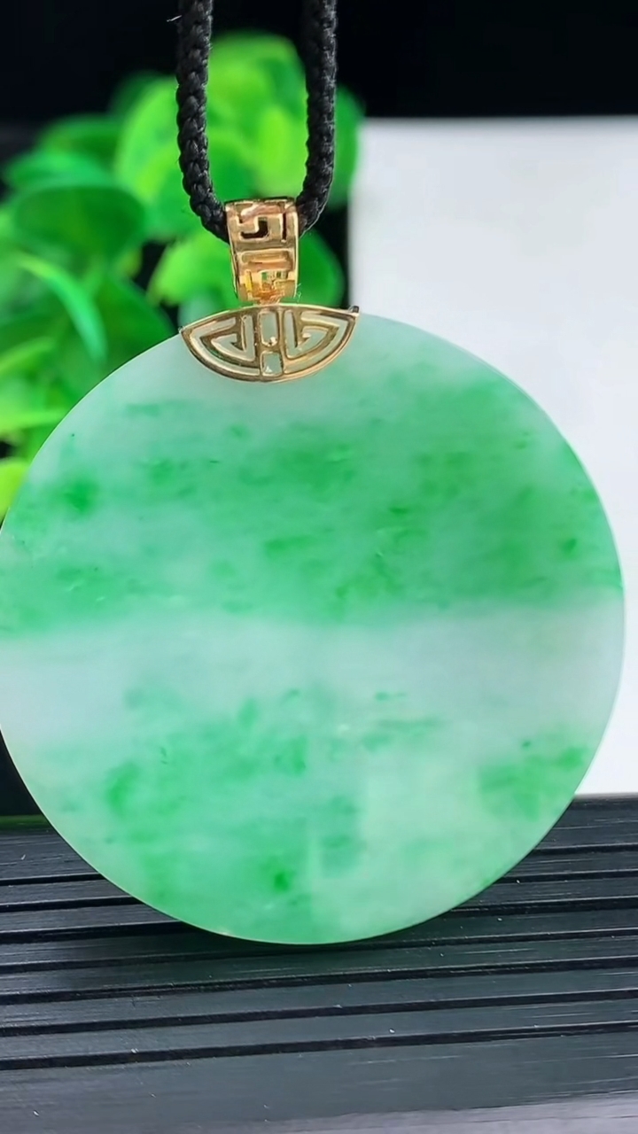 天然A货翡翠无事牌吊坠尺寸41.3-4.8重量:23.81g
4月11日