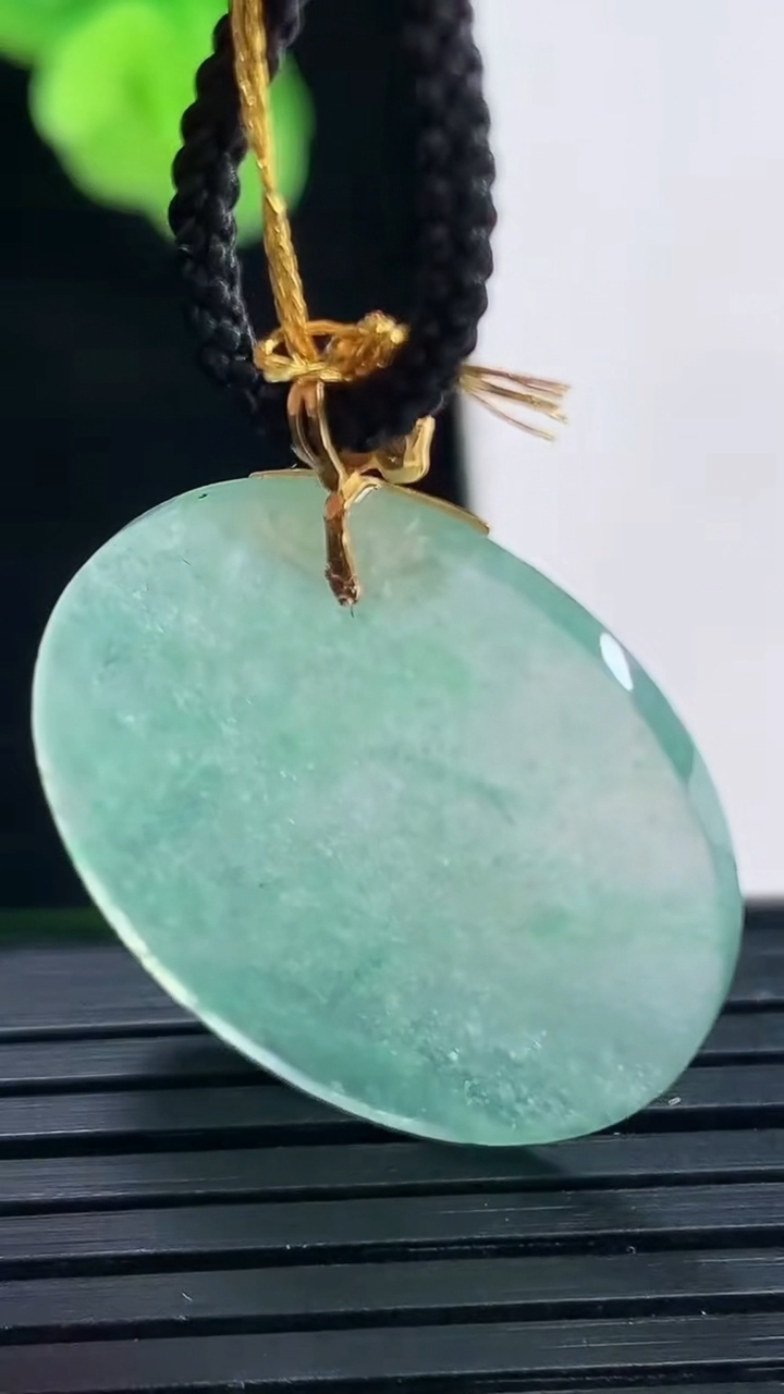 天然A货翡翠无事牌吊坠尺寸25.5-1.6重量:3.09g
4月11日