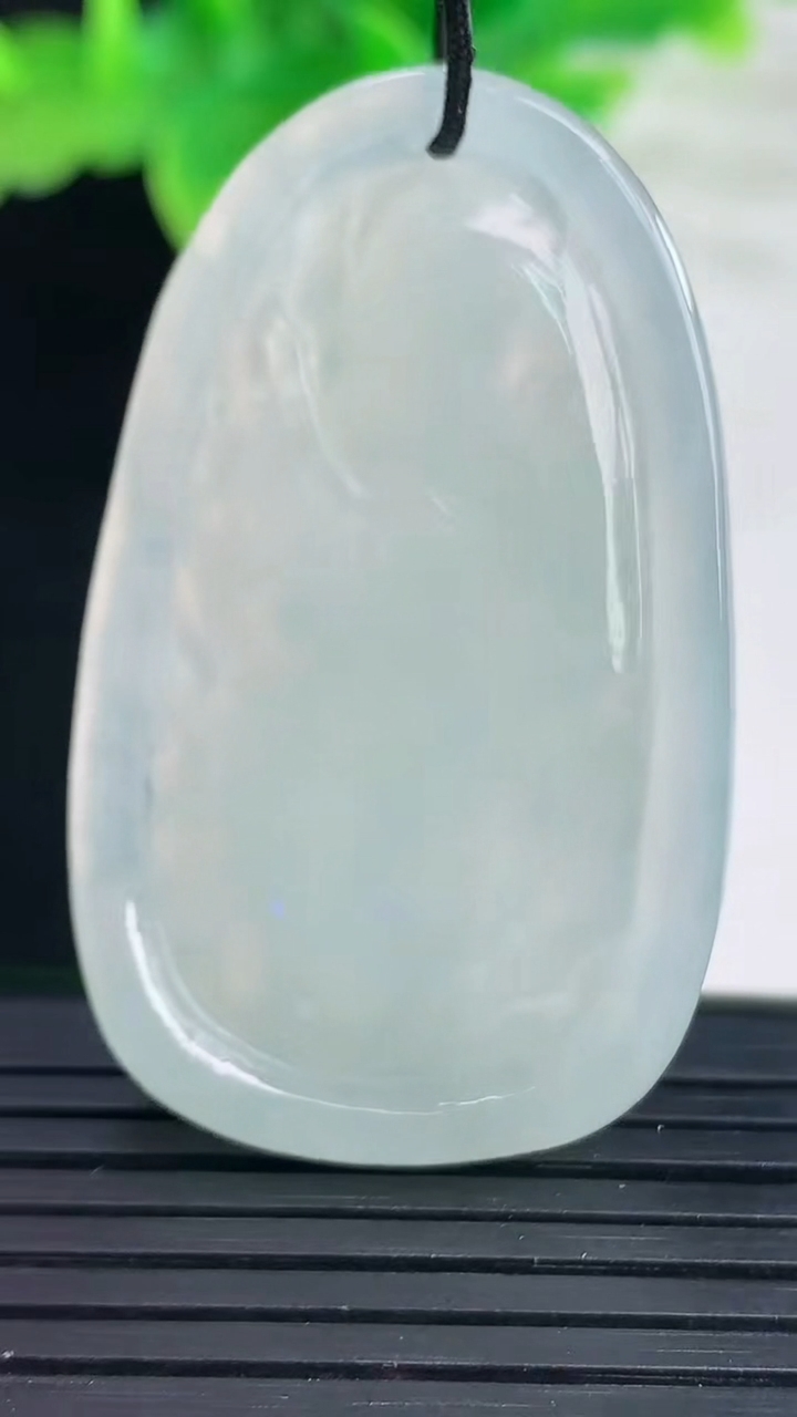 天然A货翡翠千手观音吊坠尺寸45.5-27.4-6重量:15.35g
4月11日