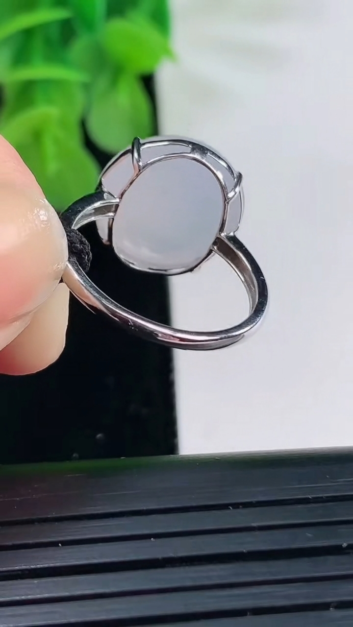 天然A货翡翠蛋面戒指尺寸18.1-14.2重量:3.57g2026年4月11日
工厂直销收藏佳品,种好水足，色泽均匀，有种有色，上手高大气！