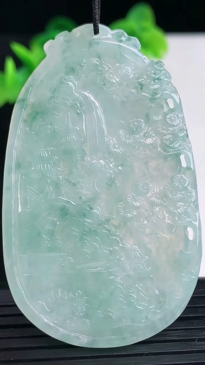 天然A货翡翠牌吊坠尺寸61-37-3.5重量:19.98g
4月11日