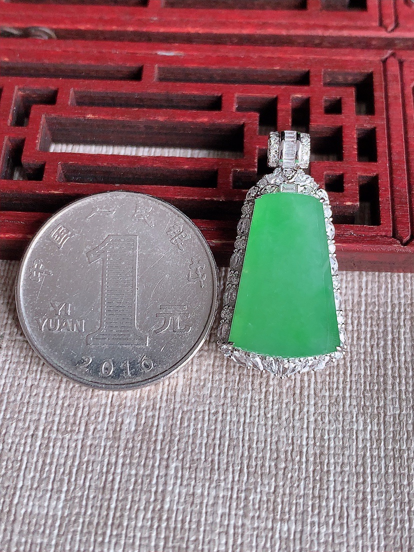 天然A货翡翠18K金伴钻镶嵌甜绿无事牌吊坠 
尺寸38-15.5-9裸石19.5-12.3mm 重量5.26g 0410