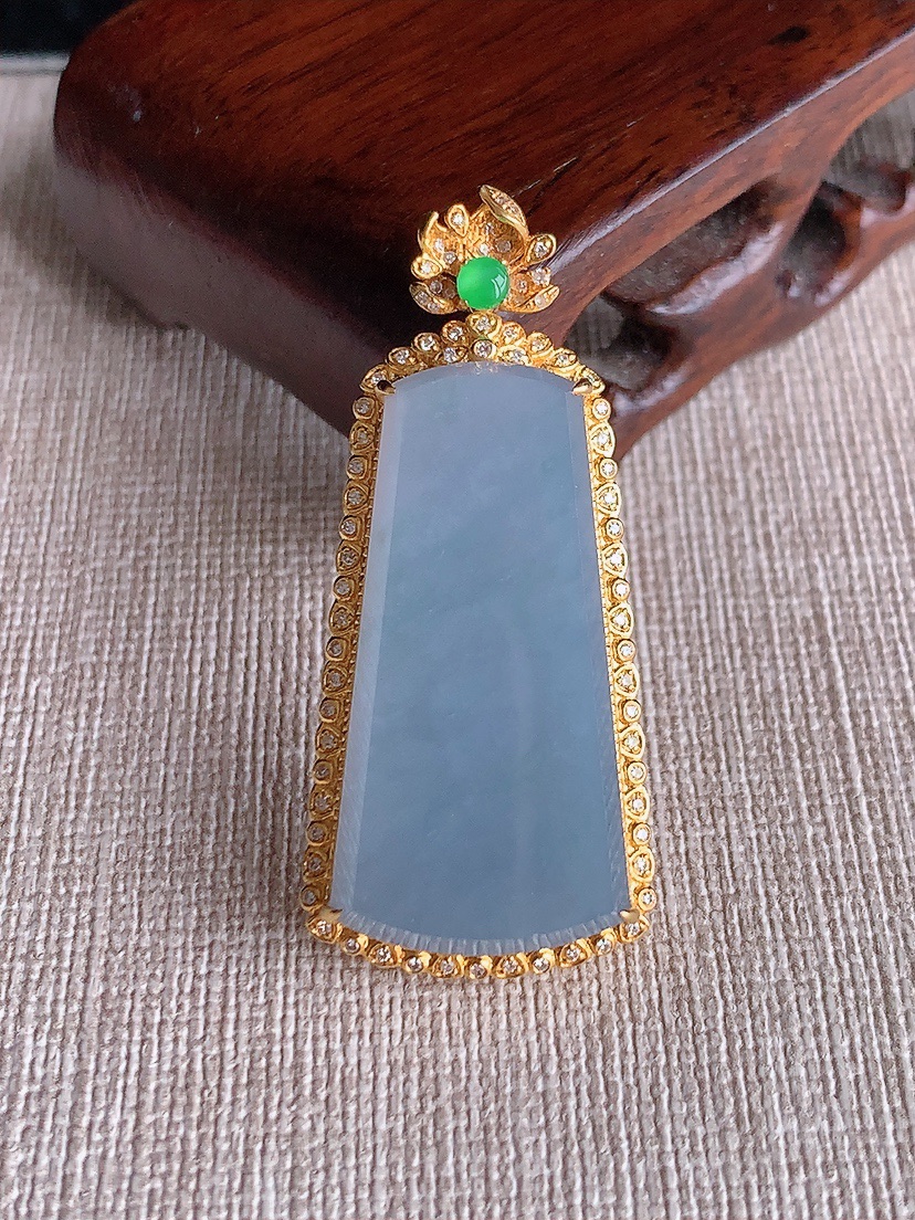 天然A货翡翠18K金伴钻镶嵌紫罗兰无事牌吊坠 
尺寸44-20-9.8裸石32-15.6mm 重量9.22g 0410