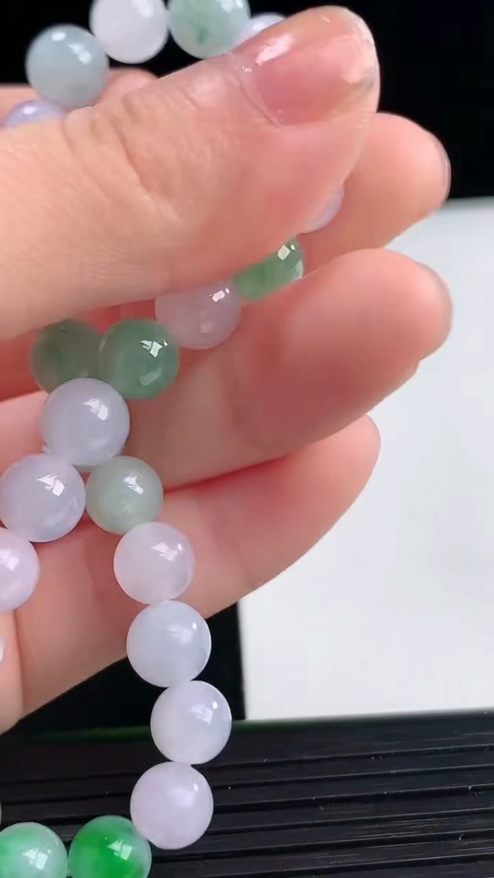 天然A货翡翠圆珠手串尺寸7.2-27颗重量:18.65g4月11日
工厂直销收藏佳品,种好水足，色泽均匀，有种有色，上手高大气！