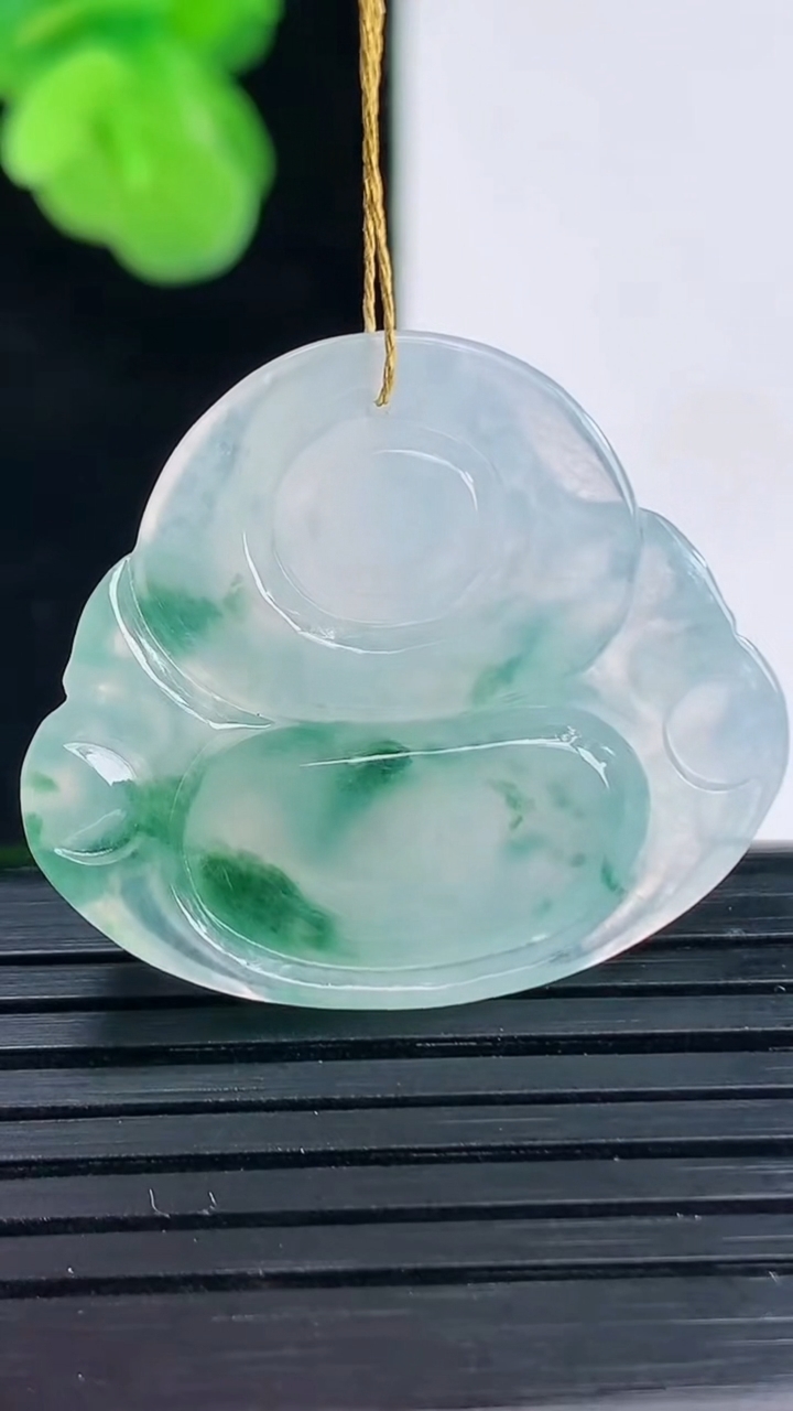 天然A货翡翠飘花佛公吊坠尺寸25.9-29.8-5.9重量:7.27g
4月11日