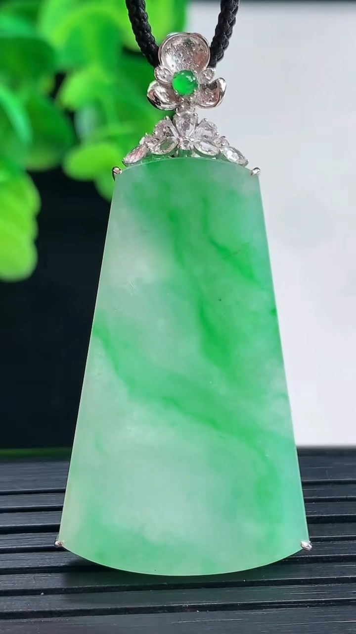 天然A货翡翠无事牌吊坠尺寸52.6-24.4-4.6重量:12.24g
4月11日