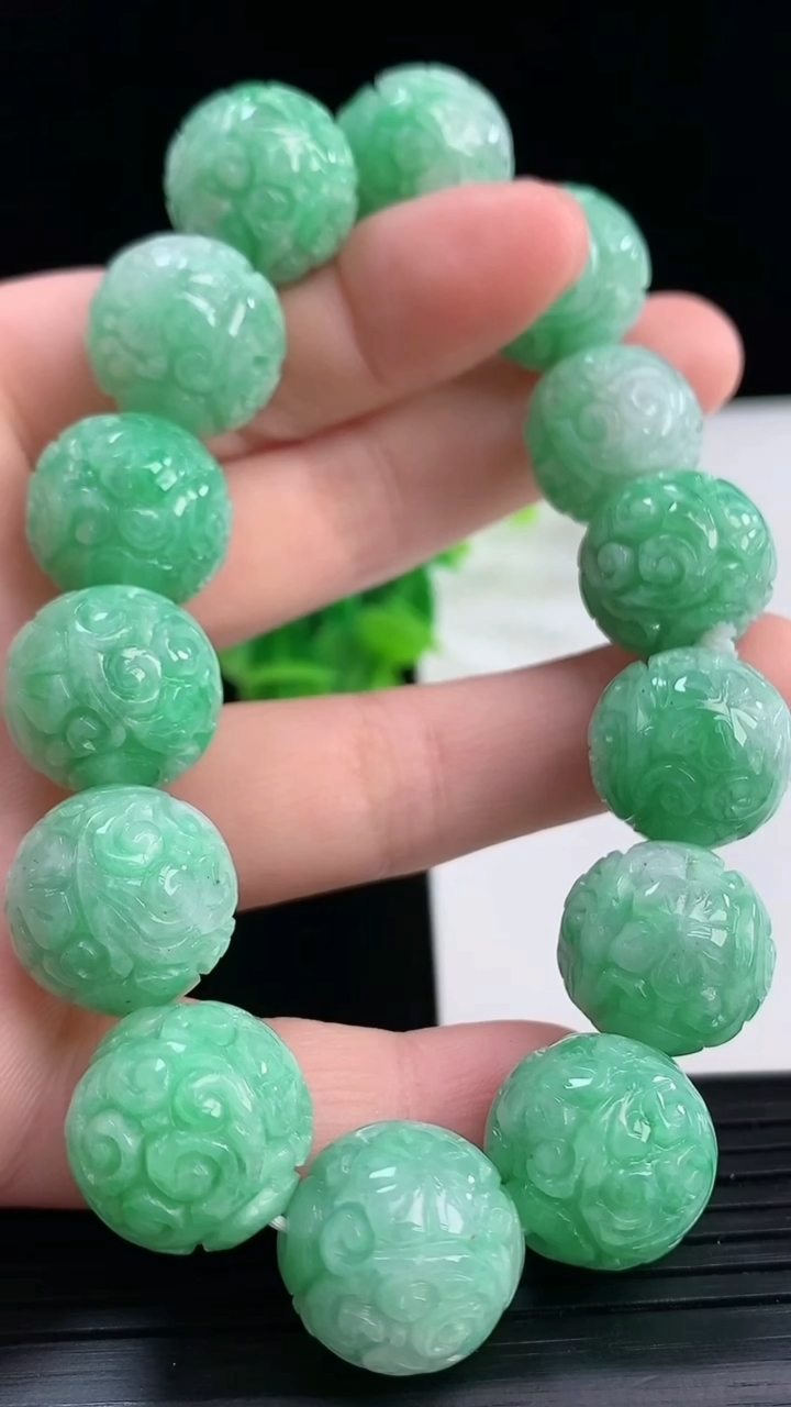 天然A货翡翠雕花圆珠手串尺寸14.5-14颗重量:77.86g4月11日
工厂直销收藏佳品,种好水足