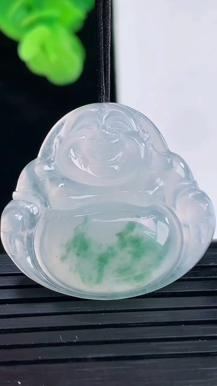 天然A货翡翠种飘花佛公吊坠尺寸29.5-31.8-5.6重量:8.62g
4月11日