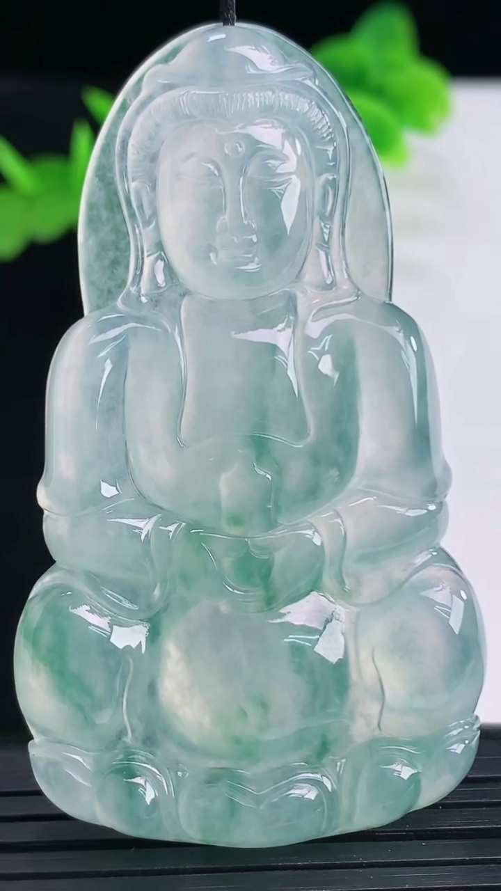 天然A货翡翠种飘花观音菩萨吊坠尺寸62-35.5-5.3重量:24.41g
4月11日