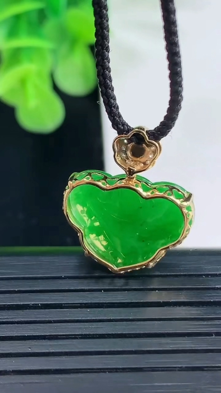 天然A货翡翠如意头吊坠尺寸20.8-18.1-5.7重量:2.30g
4月11日