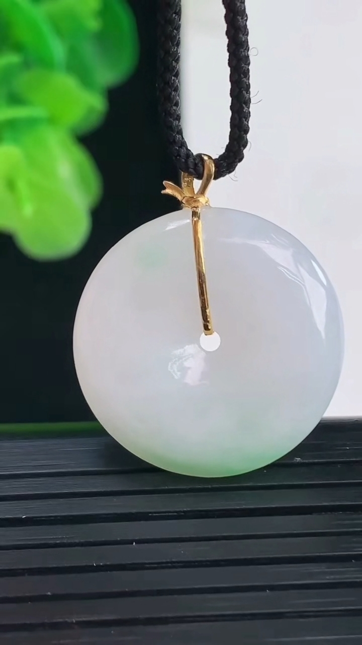 天然A货翡翠平安扣吊坠尺寸23.3-4.9重量:6.05g
4月11日