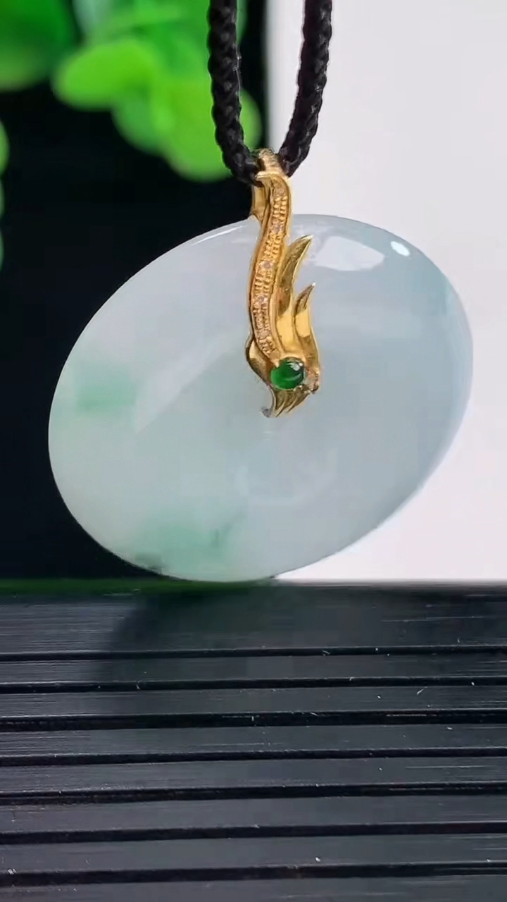 天然A货翡翠18K金飘花平安扣吊坠尺寸26-6.2重量:9.21g
4月11日