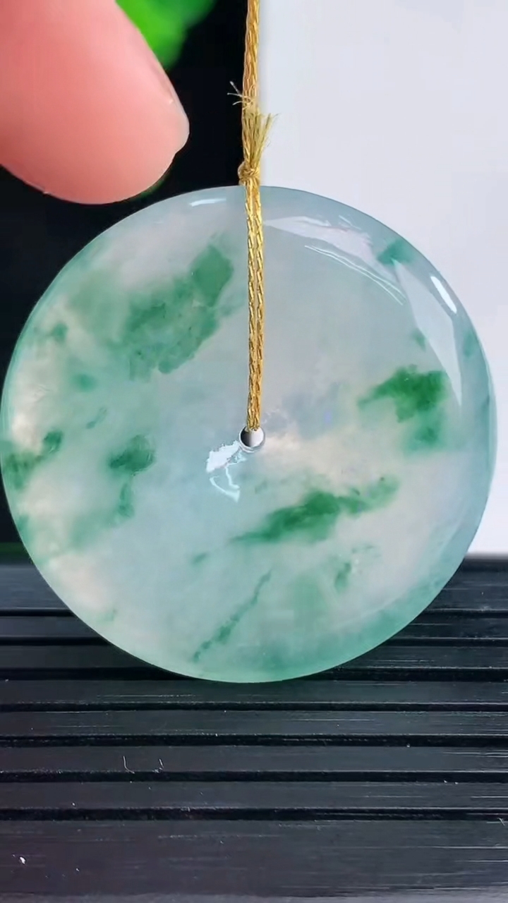 天然A货翡翠飘花平安扣吊坠尺寸30.7-5重量:11.02g
4月11日