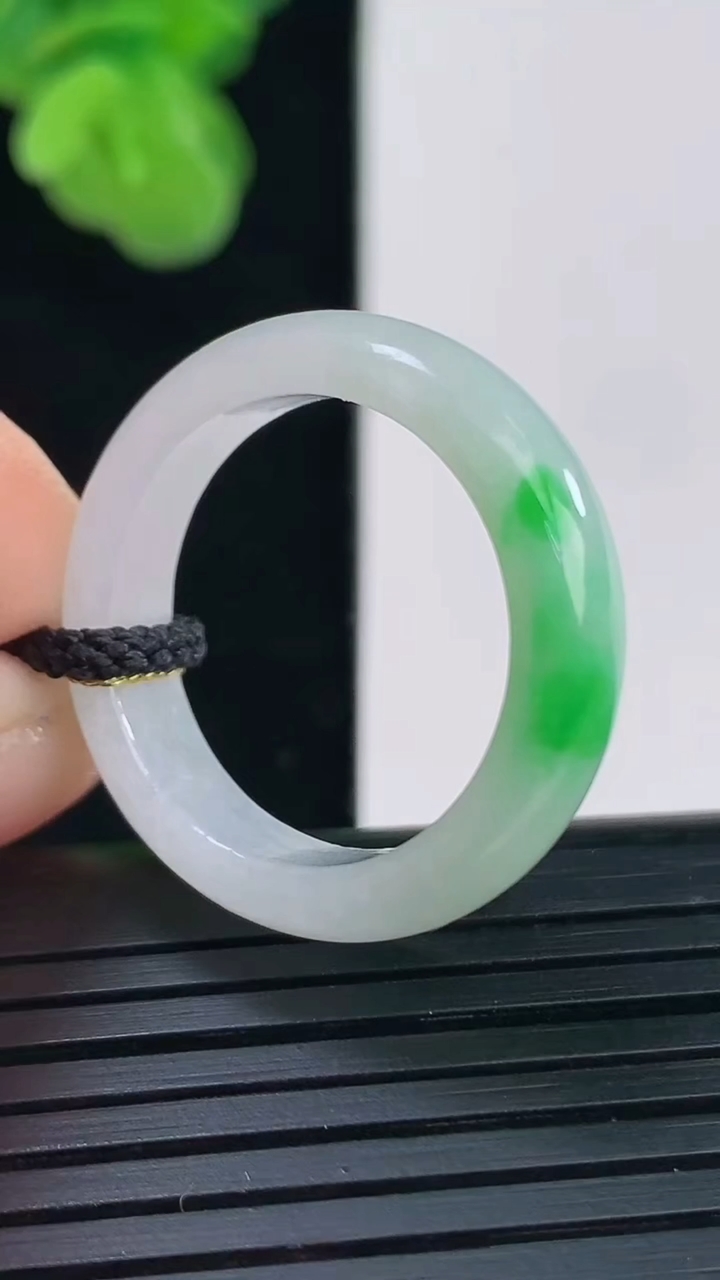 天然A货翡翠指环戒指尺寸20-5.6-3.3重量:4.30g2026年4月11日
工厂直销收藏佳品,