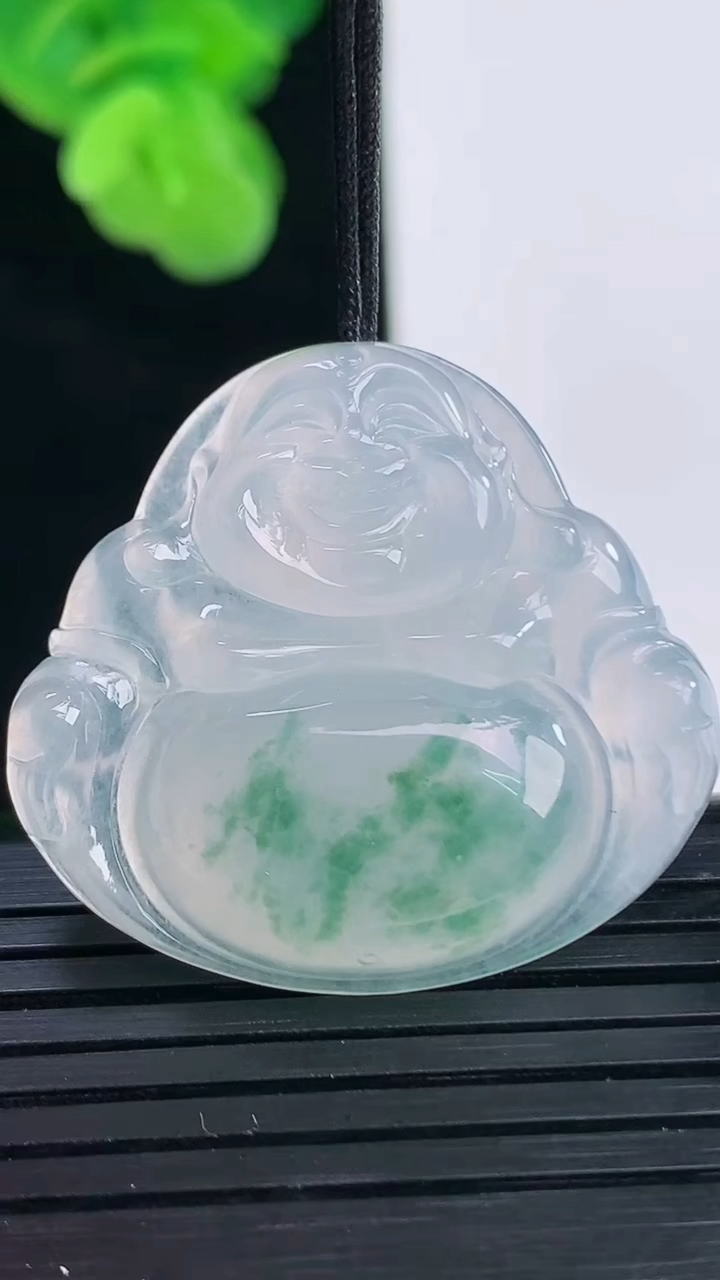 天然A货翡翠种飘花佛公吊坠尺寸29.5-31.8-5.6重量:8.62g
4月11日