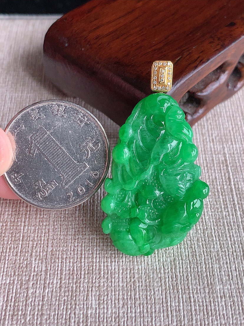 天然A货翡翠18K金镶嵌满绿白菜吊坠  
尺寸43.8-36.8-23-12.5mm 重量15.60g 0410