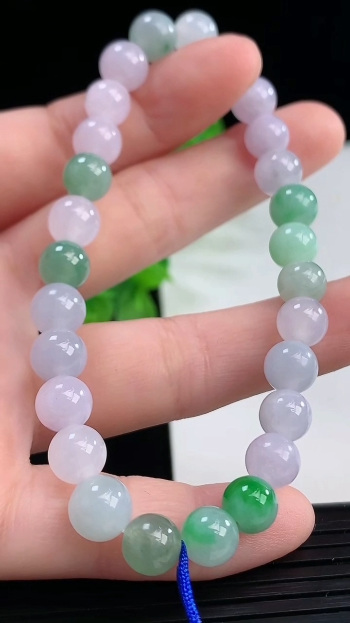 天然A货翡翠圆珠手串尺寸7.2-27颗重量:18.65g4月11日
工厂直销收藏佳品,种好水足，色泽均匀，有种有色，上手高大气！