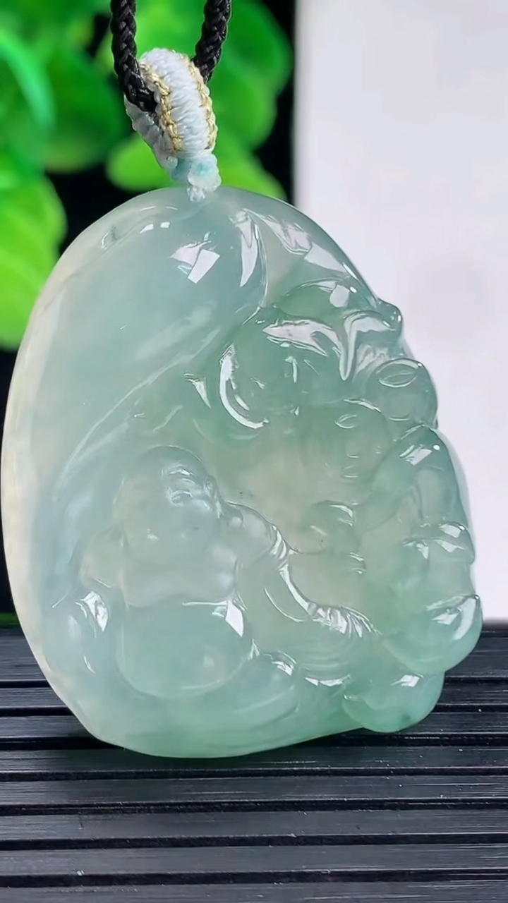 天然A货翡翠冰种飘花逍遥佛吊坠尺寸36.7-30.4-6.7重量:17.79g
4月11日
