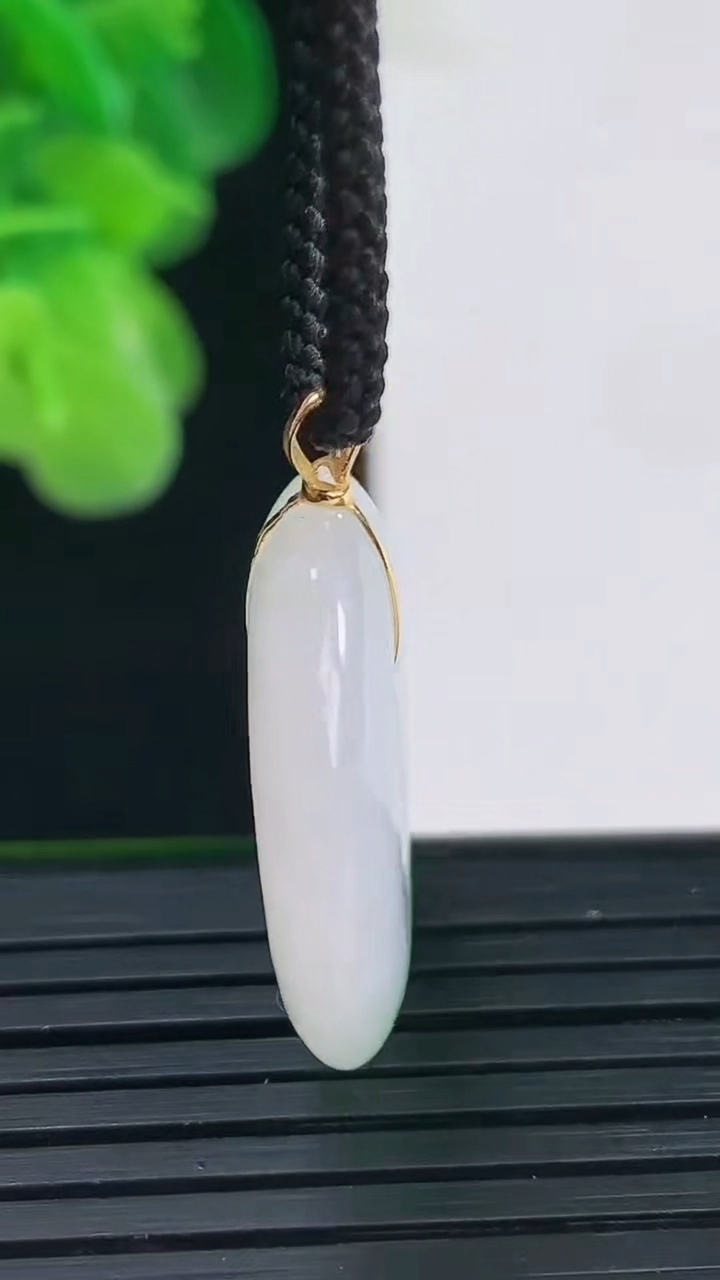 天然A货翡翠平安扣吊坠尺寸23.3-4.9重量:6.05g
4月11日