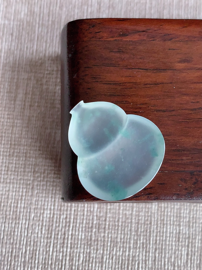 天然A货翡翠冰飘花一刀切葫芦镶嵌件 
尺寸21.5-19.2-4mm 重量2.96g 0410