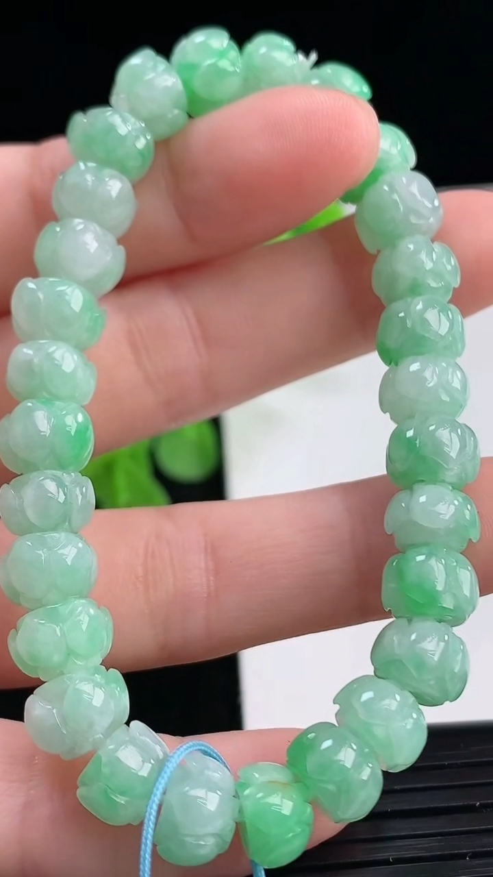 天然A货翡翠莲花手串尺寸8.3-5.8重量:20.69g4月11日
工厂直销收藏佳品,种好水足，色泽均匀，有种有色，上手高大气！