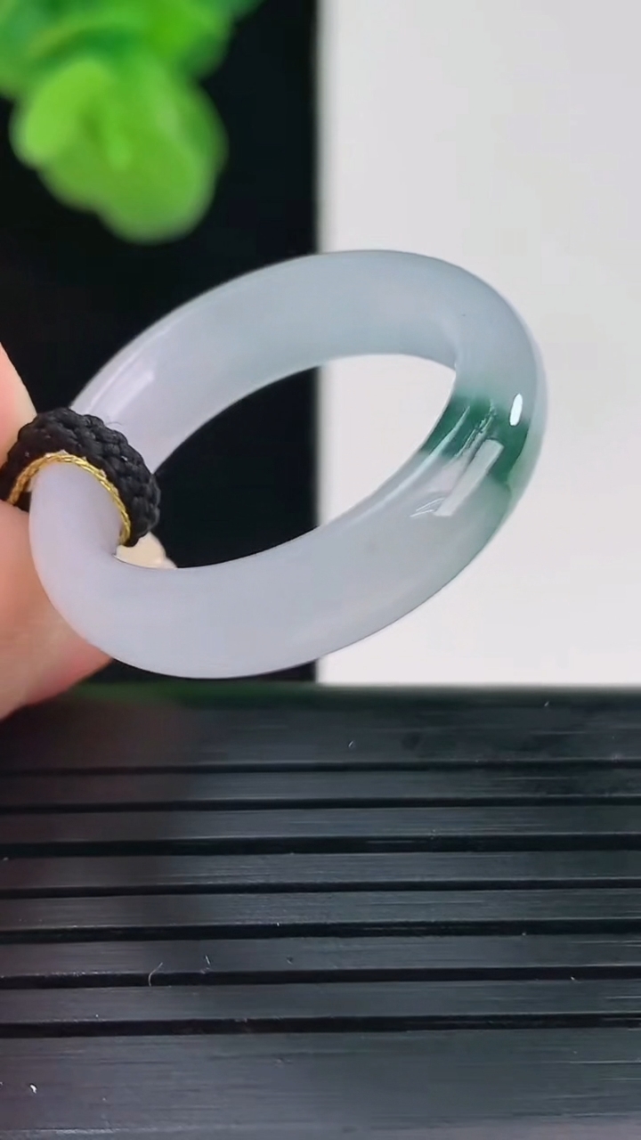 天然A货翡翠飘花指环戒指尺寸18.7-5.5-3.6重量:4.06g2026年4月11日
工厂直销收藏佳品,种好水足，色泽均匀，有种有色，上手高大气！