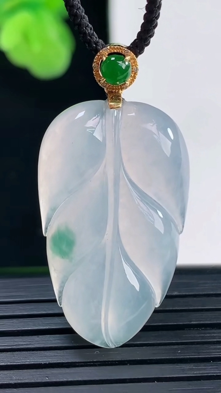 天然A货翡翠18K金飘花金枝玉叶 叶子吊坠尺寸31-18.7-4.9重量:5.89g
4月11日