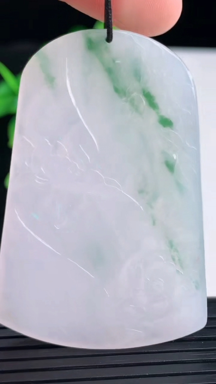 天然A货翡翠飘花文殊菩萨吊坠尺寸57.8-39.8-5.1重量:27.92g
4月11日