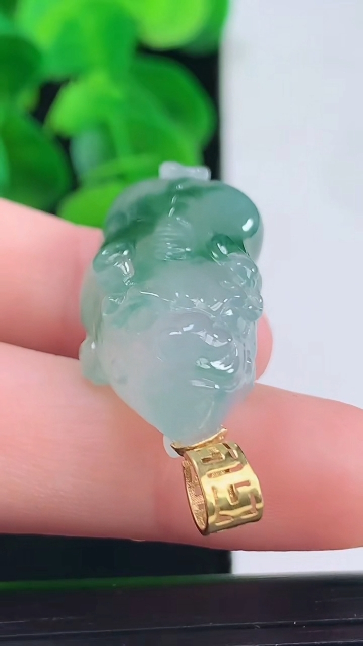 天然A货翡翠18K金飘花貔貅吊坠尺寸35.4-13.7-11.4重量:13.07g
4月11日